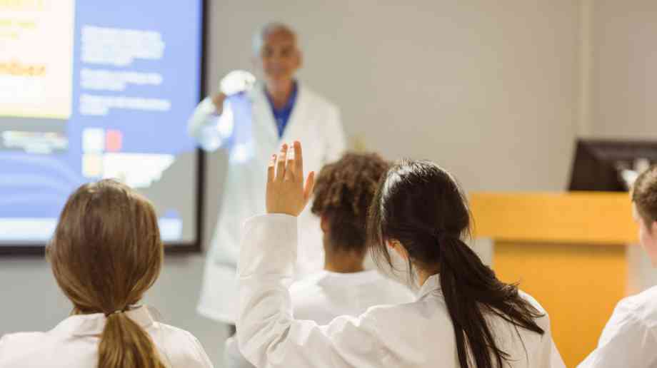 University Alliance report highlights ways to help solve NHS workforce crisis